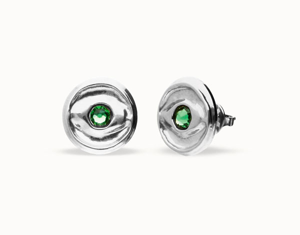 Pendientes de botón bañados en plata con cristal facetado verde