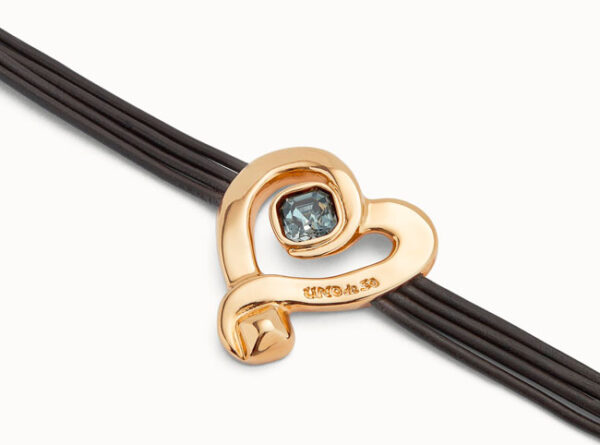 Pulsera de cuero con corazón bañado en oro 18k con cristal negro
